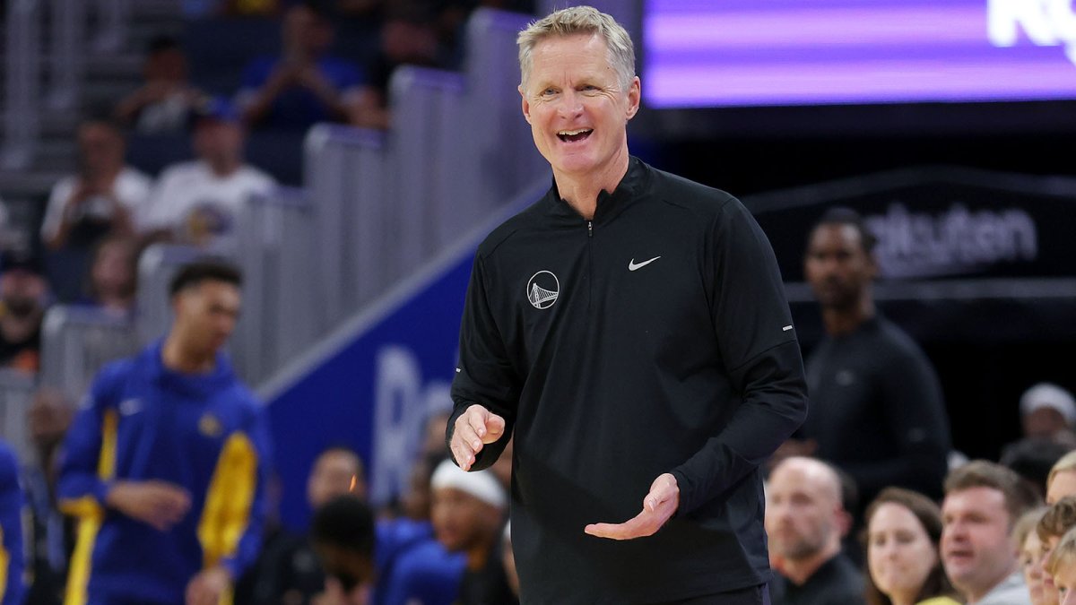 Steve Kerr hilariously pauses Warriors presser to check fantasy