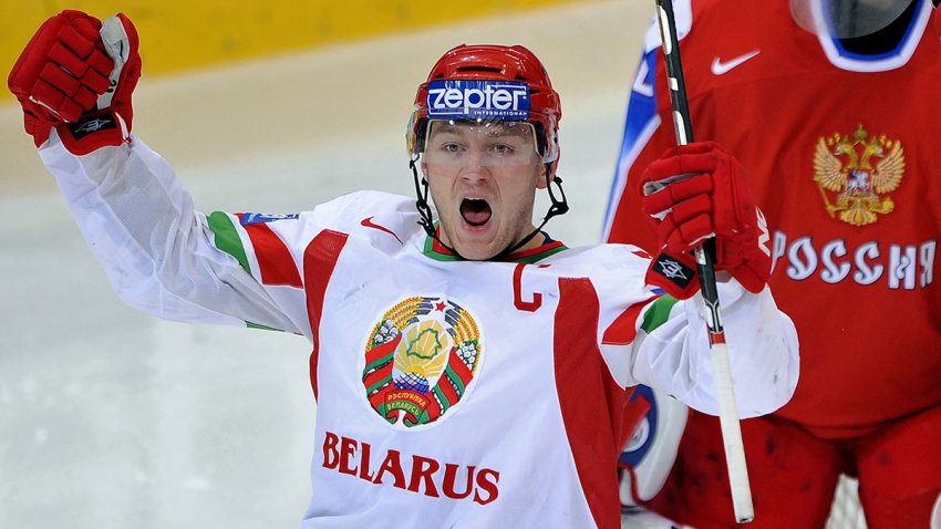 Belarus Konstantin Koltsov celebrates his team’s first goal in front of Russian goalkeeper Ilya Bryzgalov during their quarter-final game at the 2009 IIHF Ice Hockey World Championships in Bern on May 6, 2009. Konstantin Koltsov, the boyfriend of two-time tennis Grand Slam champion Aryna Sabalenka and a former ice hockey player, has died aged 42, the Belarusian hockey federation said on March 19, 2024. (Photo by FABRICE COFFRINI / AFP) (Photo by FABRICE COFFRINI/AFP via Getty Images)