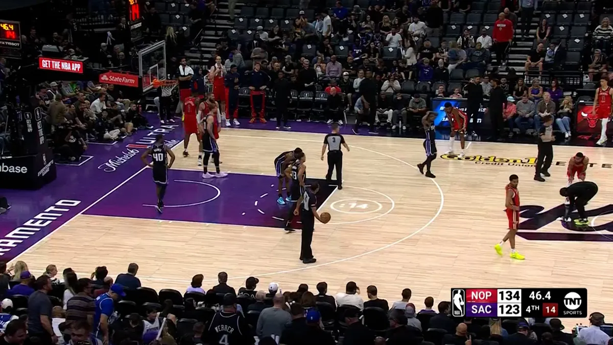 Fan throws chicken wing on court late in Kings’ home loss to Pelicans