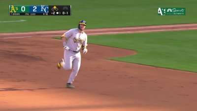 Brown ties game vs. Royals in second with two-run shot to center