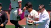 Lee exits Giants-Reds game after colliding with outfield wall