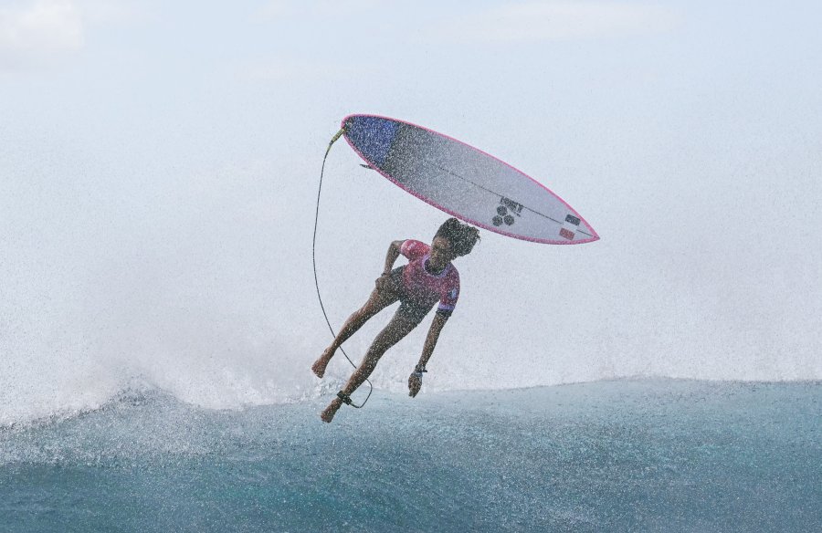 Vahine Fierro exits a wave