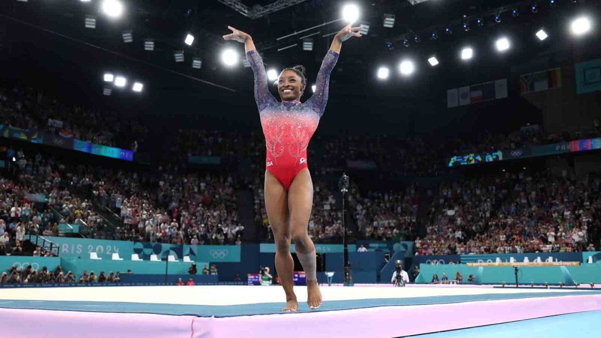 Simone Biles gets silver in floor routine at the 2025 Olympics NBC