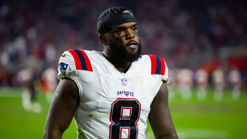 Dec 12, 2022; Glendale, Arizona, USA; New England Patriots linebacker Ja’Whaun Bentley (8) against the Arizona Cardinals at State Farm Stadium. Mandatory Credit: Mark J. Rebilas-USA TODAY Sports