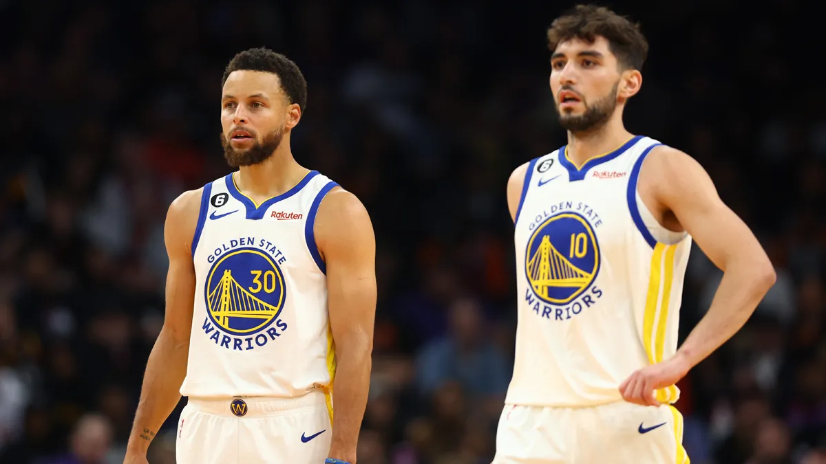 Warrior superstar Stephen Curry responded to his former teammate trolling him on ѕsoсіаɩ medіа. 3 Steph hilariously reacts to ex-Warriors teammate's dunk comment