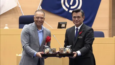 Dodgers manager Dave Roberts honored in Japan