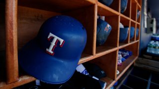 Los cascos de bateo de los Rangers de Texas se sientan en su dugout antes de un partido contra los Yankees de Nueva York en el Yankee Stadium el 24 de junio de 2017 en el barrio del Bronx de la ciudad de Nueva York. Los Rangers derrotaron 8-1 a los Yankees. (Foto de Rich Schultz/Getty Images)