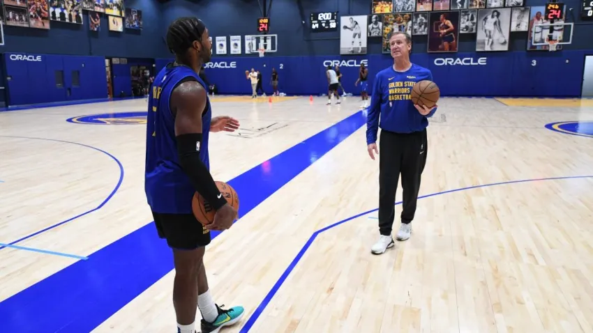 SAN FRANCISCO, CA – OCTOBER 8: Assistant Coach Terry Stotts and Buddy Hield #7 of the Golden State Warriors talk during The Golden State Warriors practice on October 8, 2024 at Chase Center in San Francisco, California. NOTE TO USER: User expressly acknowledges and agrees that, by downloading and or using this photograph, user is consenting to the terms and conditions of Getty Images License Agreement. Mandatory Copyright Notice: Copyright 2024 NBAE (Photo by Noah Graham/NBAE via Getty Images)