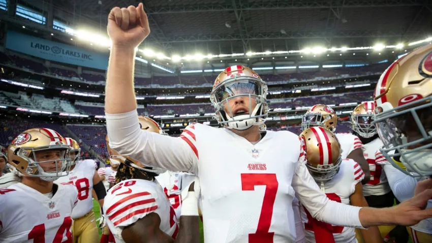 MINNEAPOLIS, MN – AUGUST 20: Nate Sudfeld #7 of the San Francisco 49ers fires the team up on the field before the game against the Minnesota Vikings at U.S. Bank Stadium on August 20, 2022 in Minneapolis, Minnesota. The 49ers defeated the Vikings 17-7. (Photo by Michael Zagaris/San Francisco 49ers/Getty Images)