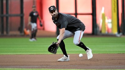 PHOENIX, ARIZONA – SEPTEMBER 15: Bryce Eldridge #78 of the San Francisco Giants prepares for a game against the Arizona Diamondbacks at Chase Field on September 15, 2025 in Phoenix, Arizona. (Photo by Norm Hall/Getty Images)