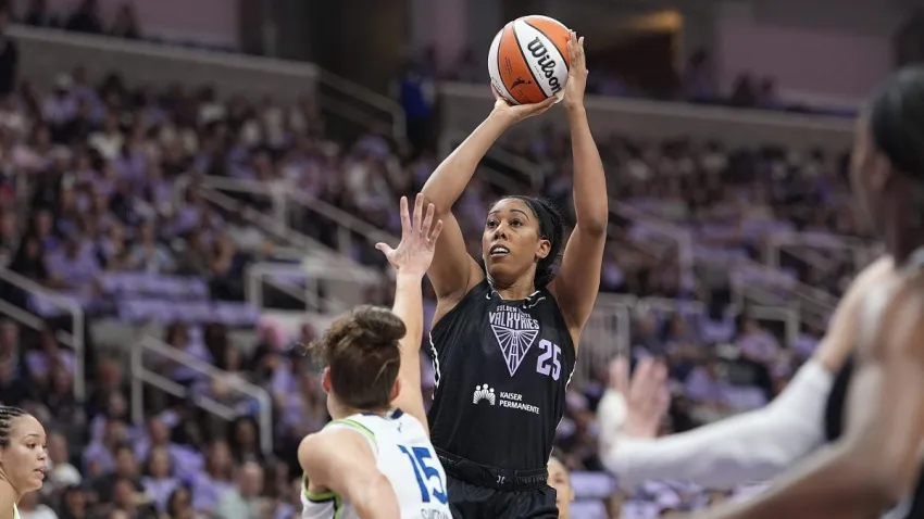 SAN JOSE, CALIFORNIA – SEPTEMBER 17: Monique Billings #25 of the Golden State Valkyries shoots over Jessica Shepard #15 of the Minnesota Lynx during the first half of Game Two in the first round of the WNBA Playoffs at Sap Center on September 17, 2025 in San Jose, California. NOTE TO USER: User expressly acknowledges and agrees that, by downloading and or using this photograph, User is consenting to the terms and conditions of the Getty Images License Agreement. (Photo by Thearon W. Henderson/Getty Images)