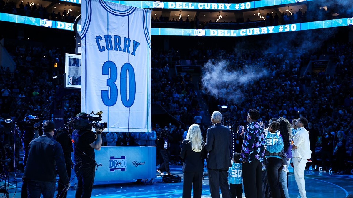 Seth Curry drops perfect Steph quip at Dell’s jersey retirement