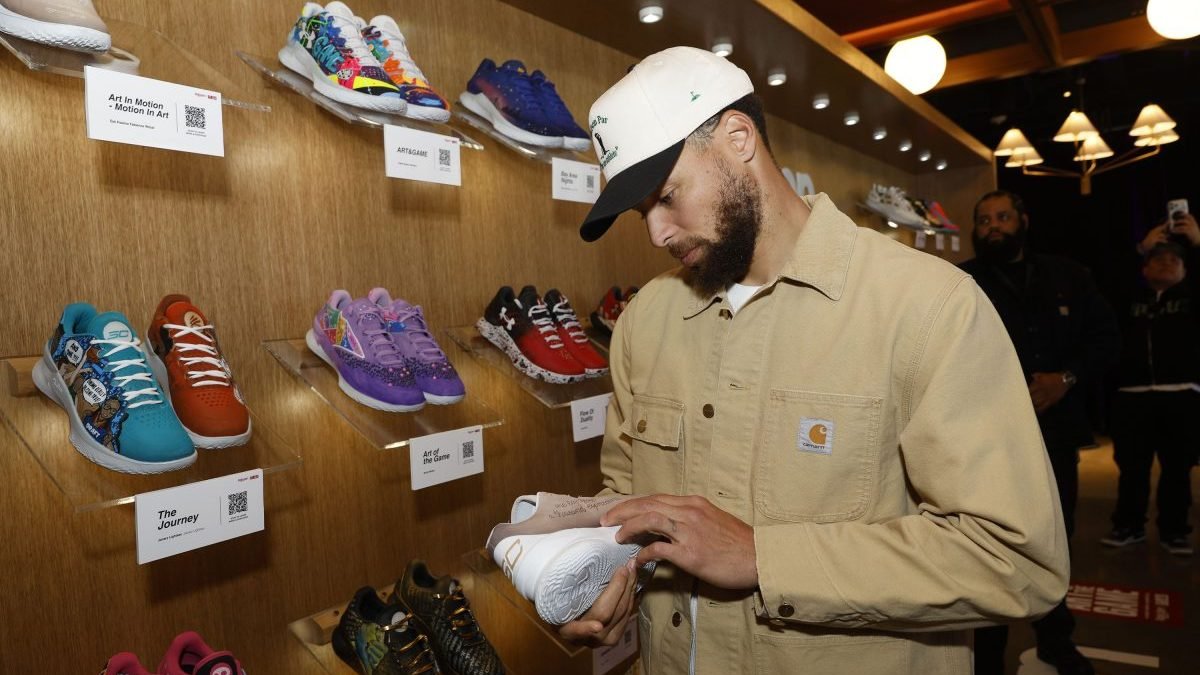 Steph Curry’s sneakers raise eye-popping amount for charity – NBC