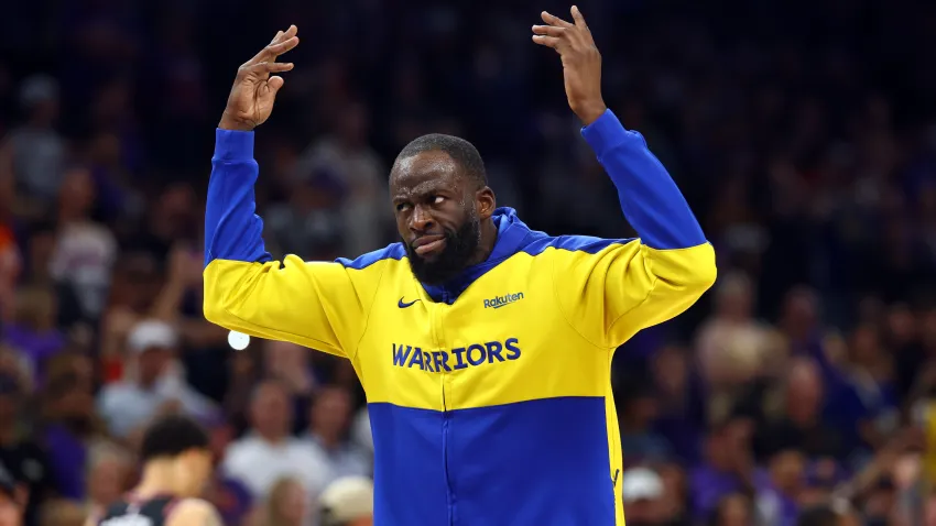 Apr 17, 2026; Phoenix, Arizona, USA; Golden State Warriors forward Draymond Green gestures the crowd after being ejected against the Phoenix Suns during the closing seconds of the play-in rounds of the 2026 NBA Playoffs at Mortgage Matchup Center. Mandatory Credit: Mark J. Rebilas-Imagn Images