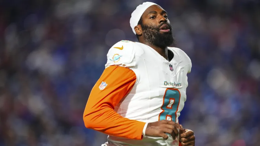 ORCHARD PARK, NY – SEPTEMBER 18: Matthew Judon #8 of the Miami Dolphins runs across the field during an NFL football game against the Buffalo Bills at Highmark Stadium on September 18, 2025 in Orchard Park, New York. (Photo by Cooper Neill/Getty Images)