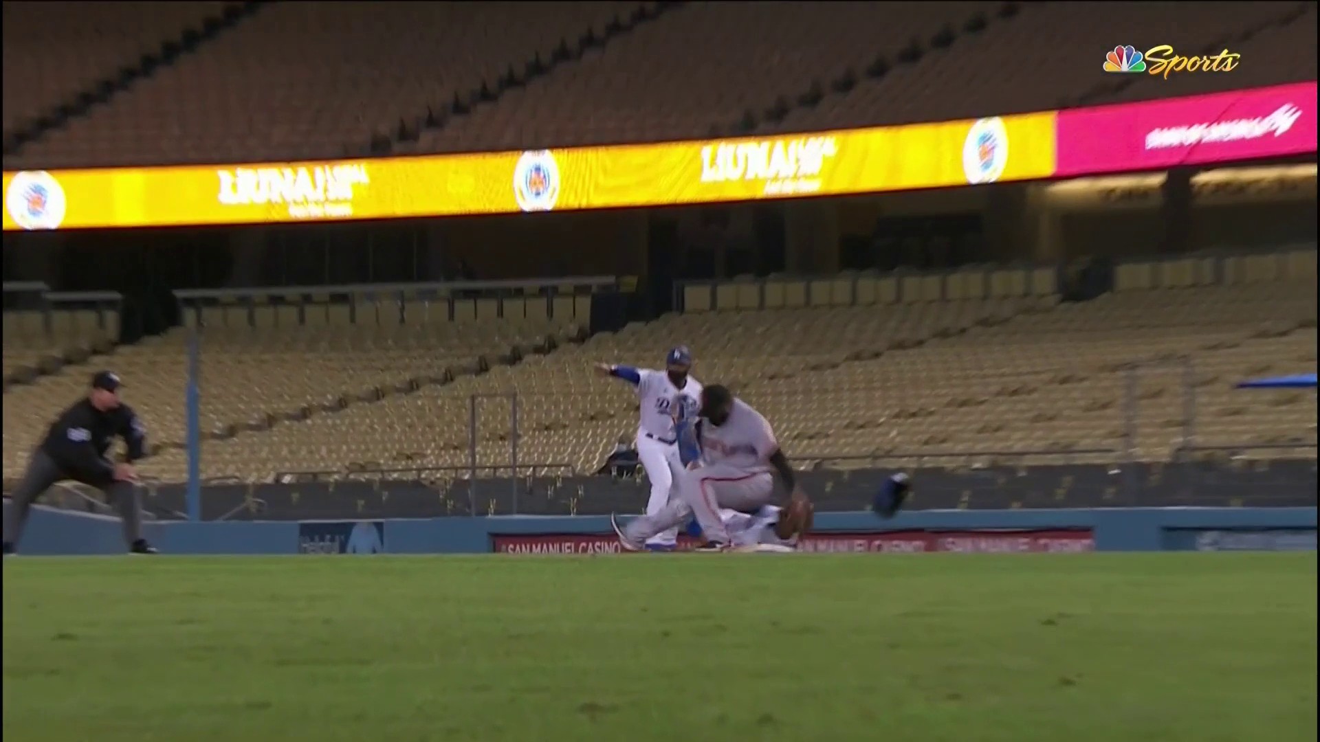 Dodgers' Chris Taylor runs into Pablo Sandoval's backside - Streaking The  Lawn